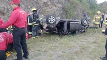 Cinco policías heridos tras un choque y vuelco en la Variante Costa