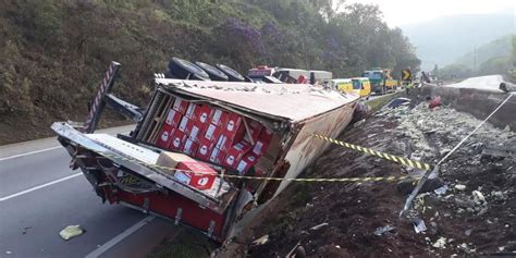 Motorista De Carreta Carregada De Maçãs Morre Após Veículo Tombar Na Br 381