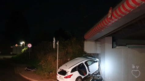 Fotos Schwerer Unfall In Grebenstein Auto Prallt Gegen Mauer