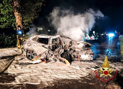 Verona Auto Contro Un Albero Morta 51enne Salvo Il Marito Passante