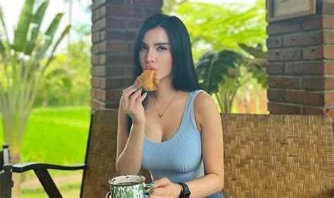 Maria Vania Ngemut Pisang Kaum Pria Panas Dingin Dibuatnya