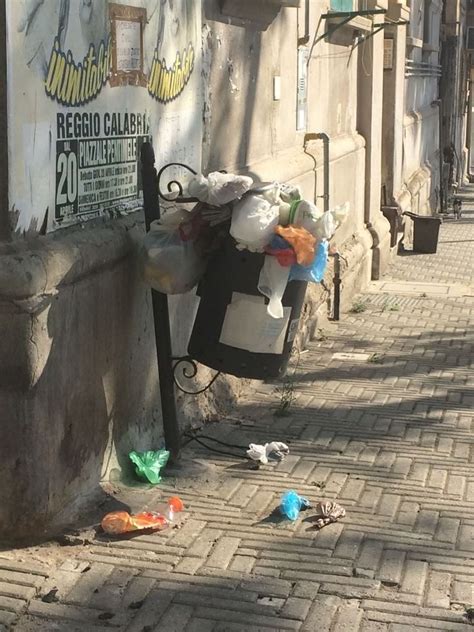 Reggio Calabria Cestini Sommersi Dai Rifiuti FOTO