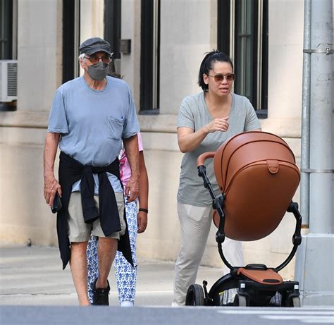 Les Paparazzis Ont Montr De Niro G De Ans En Train De Se