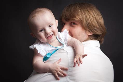 Padre Y Su Hija Recién Nacida Del Bebé Foto De Archivo Imagen De