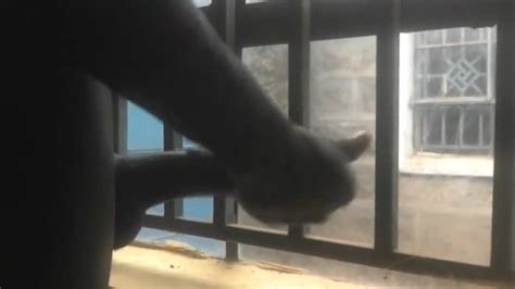 顽皮的英国广播公司透过窗户自慰 Pornhub Gay