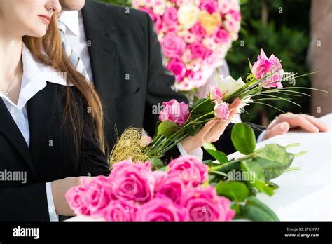 Trauer Um Mann Und Frau Auf Der Trauerfeier Am Sarg Oder Sarg Mit Rosa