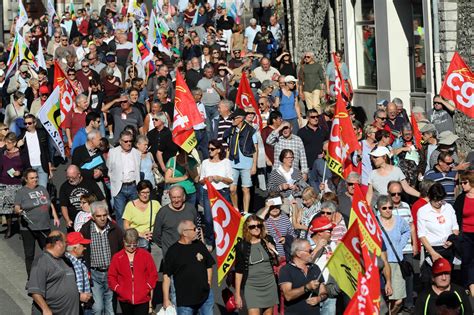 Élèves travailleurs et retraités défilent dans les rues de Blois