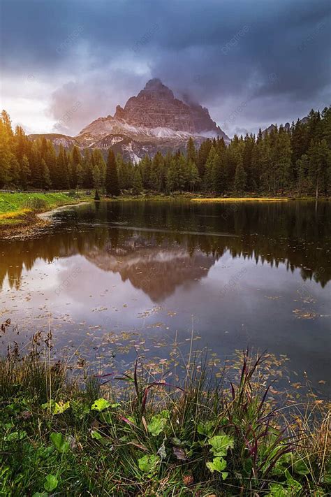 Scenic Antorno Lake Featuring The Renowned Tre Cime Di Lavaredo Drei