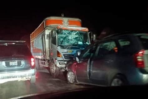 Carretera Central Dos Muertos Y Cinco Heridos En Choque Frontal Entre Camioneta Y Camión