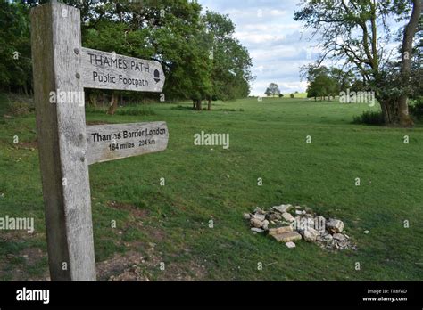 Source river thames hi-res stock photography and images - Alamy