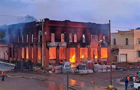 Voraz incendio acaba con un histórico edificio