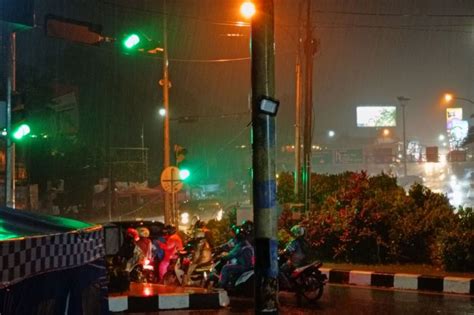 Malam Takbiran Puncak Bogor Diguyur Hujan Deras