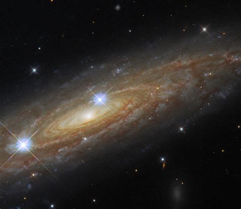 Hubble fotografou uma galáxia espiral a 230 milhões de anos luz