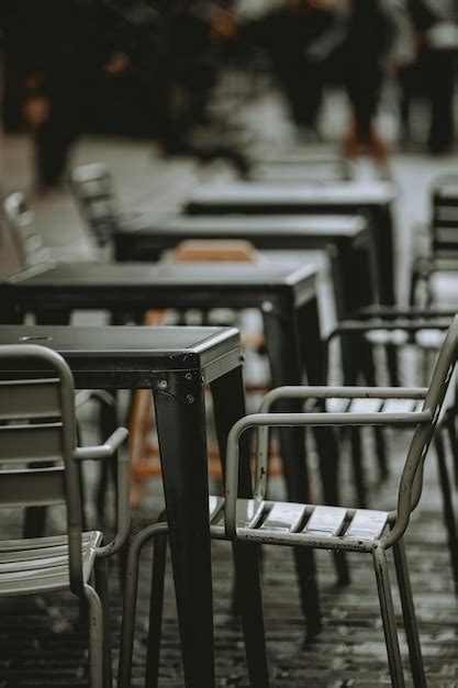 Tiro Vertical Das Cadeiras Vazias Na Rua Restaurante Ao Ar Livre Foto