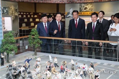 고 김영삼 전 대통령 기록전시관 기록물 살펴보는 김기현 대표 네이트 뉴스