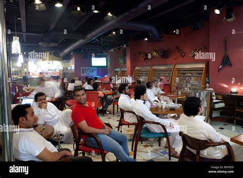 Arab men in juice bar cafe Jeddah Saudi Arabia Stock Photo - Alamy