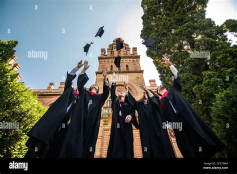 Cinq Tudiants R Ussis Avec F Licitations Et Jeter Des Chapeaux De