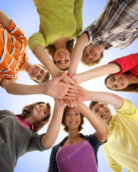 Grupo De Adolescentes Sorrindo Ficar Juntos E Olhando Para Camer Fotos