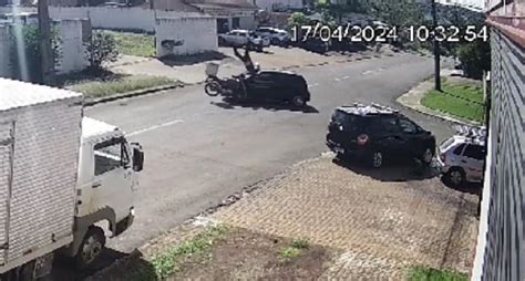 C Mera Flagra Acidente Entre Carro E Moto No Universit Rio Cgn O