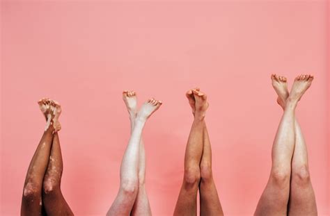 Grupo de mulheres multiétnicas diferentes tipos de pele posando