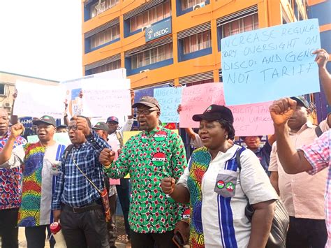 Photos Oyo Nlc Pickets Nerc Ibedc Offices In Ibadan Over Hike In