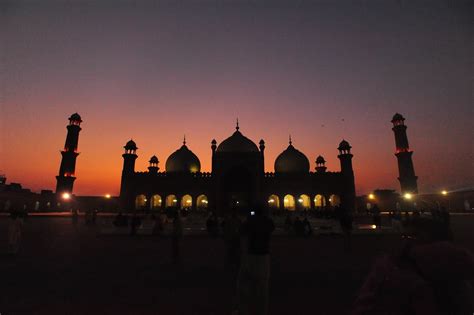 The Badshahi Mosque - The Monsoon Diaries