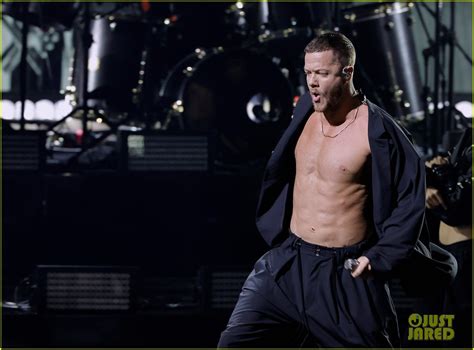 Imagine Dragons Dan Reynolds Goes Shirtless Bares Abs At American