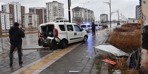 Hafif ticari araç elektrik direğine çarptı 1 i ağır 4 yaralı