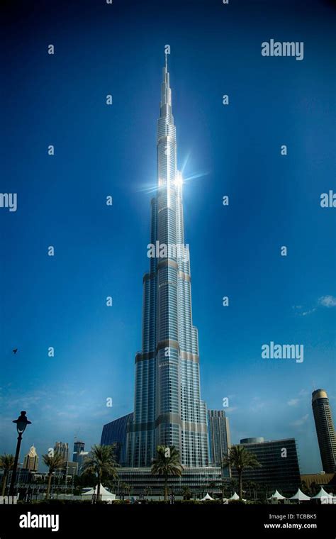 Sol se refleja en la torre Burj Khalifa el edificio más alto del mundo