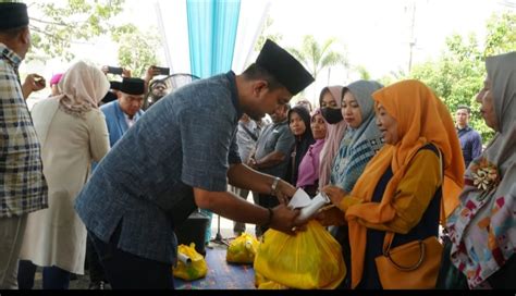 Syah Afandin Serahkan Paket Sembako Untuk Guru Ngaji Se Teluk Aru