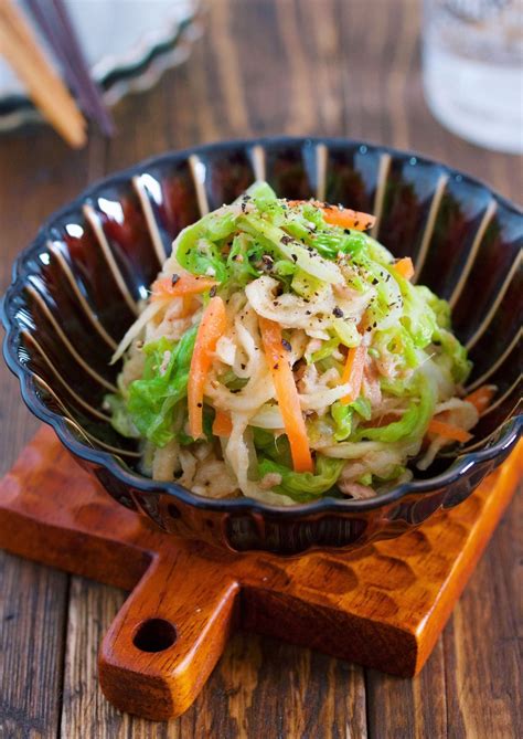 白菜と切り干し大根を使った 旨味＆栄養たっぷりのおつまみ系副菜。 お湯をかけて、あとは混ぜるだけと とーっても簡単♪ また、切り干し大根は水で