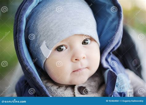 Portrait Dun Enfant Mignon Dans Le Capot Image Stock Image Du Normal