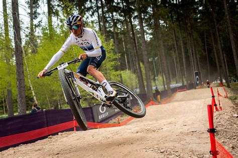 Tom Pidcock y Puck Pieterse ganan la Copa del Mundo de XCO de Nové Mesto