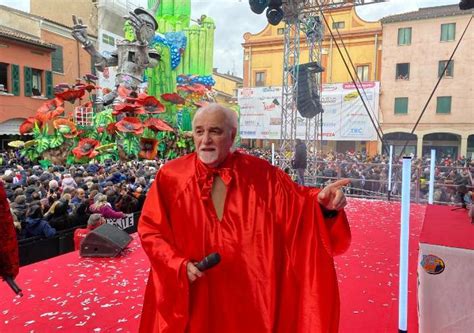 Carnevale Di Cento Gli Occhi Spalancati Dei Bimbi E Il Sorriso Di