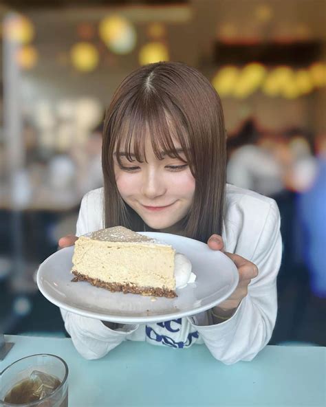 清司麗菜さんのインスタグラム写真 清司麗菜instagram「ここのほうじ茶チーズケーキ無性に食べたくなるんだよなぁ🧀☕️ 相方と久し