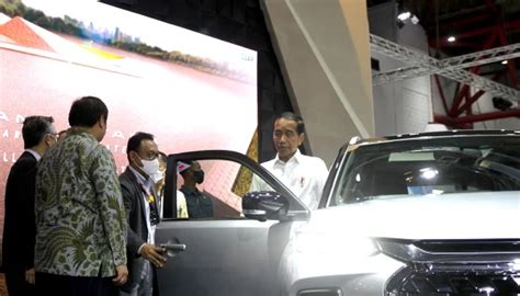 PRESIDEN RI JOKO WIDODO KUNJUNGI BOOTH SUZUKI DI IIMS 2023 Suzuki