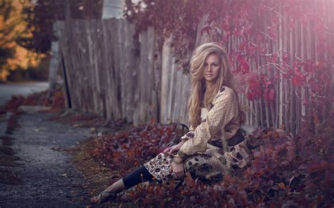 Fondos de pantalla otoño hojas mujer modelo rubia pelo largo