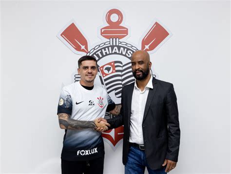 Corinthians Anuncia Renovação Contratual Do Lateral Fagner Até Final De