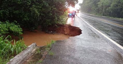 Erosão corta faixa da BR 153 em Araguaína e PRF alerta para risco de