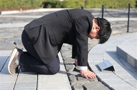 ‘盧 비하 양문석 봉하마을 찾아 참배취재진 만나 한 말은 서울경제