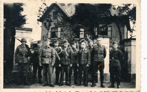 FOTO WK II Wehrmacht Soldaten Gruppenfoto Quartier Frankreich France K1