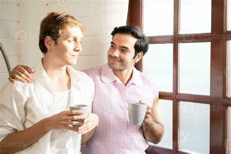 Lgbt Gay Pareja Participaci N Taza De Caf Pareja De Gay Hombres Bebiendo Caf A Hogar Gay