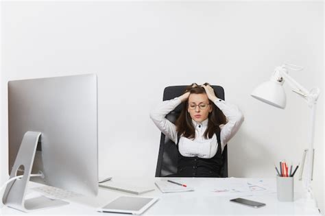 La Hermosa Mujer De Negocios Cansada Perpleja Y Estresada De Cabello