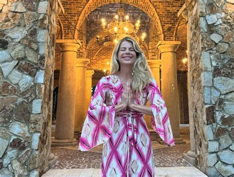 Karina Bacchi E De Qual Igreja - Karina Bacchi posa na Igreja Graça Church, em Orlando