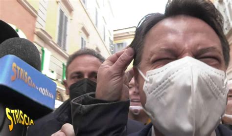 Striscia La Notizia Enrico Lucci Si Attacca Ai Capelli Di Giuseppe