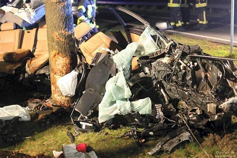 Horror Unfall Auf Der B J Hriger Autofahrer Prallt Gegen Baum