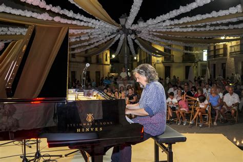 Las velas y el piano iluminan la Noche en Blanco y Negro en Prádena