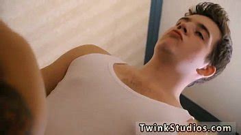 Gay matón películas porno Brody Frost y Direly Strait parada en un motel en XVIDEOS