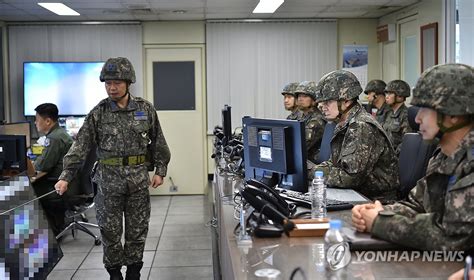 공군 공중전투사령부 전투지휘소 방문한 김명수 합참의장 연합뉴스