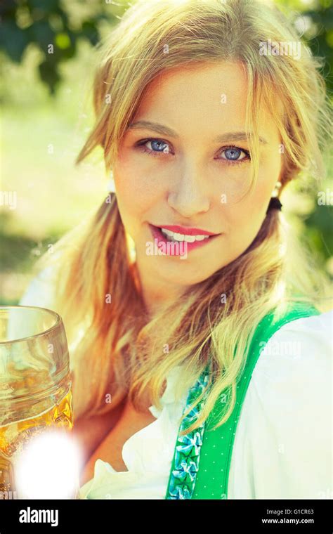 Blonde deutsche Mädchen auf dem Oktoberfest Stockfotografie Alamy
